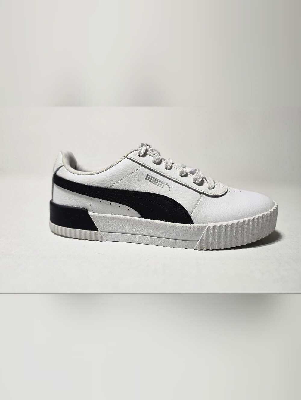 Womens Size 8 PUMA White Sneakers with Black Formstrip In EXCELLENT CONDITION
